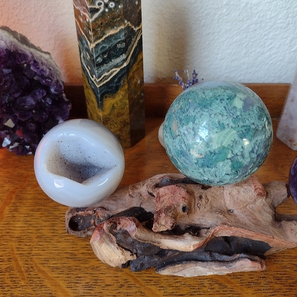 Driftwood Crystal Sphere Stand - Picture 8 of 10